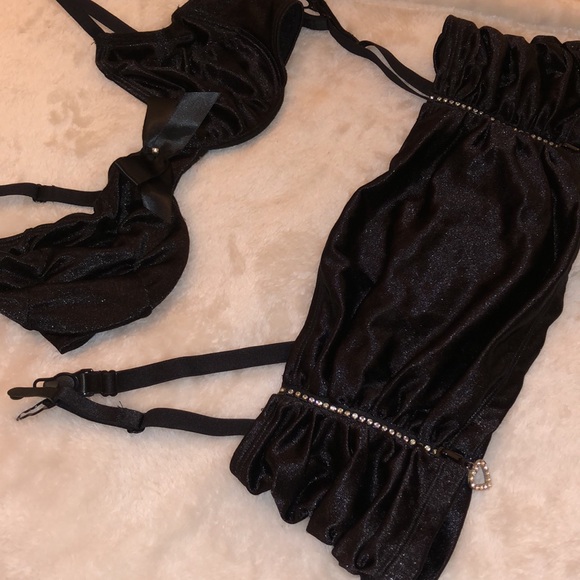 The Luxe Collection Fredrick’s of Hollywood - Black Satin Stretch Bra & Garter - Picture 2 of 12